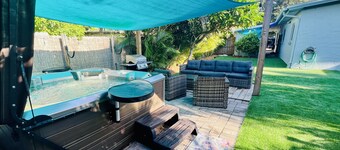 Luxury 2/2 private oasis w/Hot Tub Walk to Beach