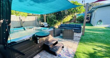 Luxury 2/2 private oasis w/Hot Tub Walk to Beach