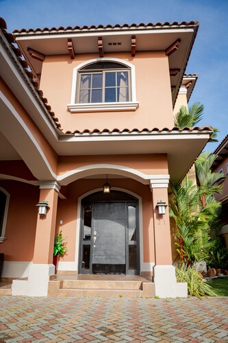 Quiet Neighborhood - 5 Minutes from Airport/Shopping/Dining