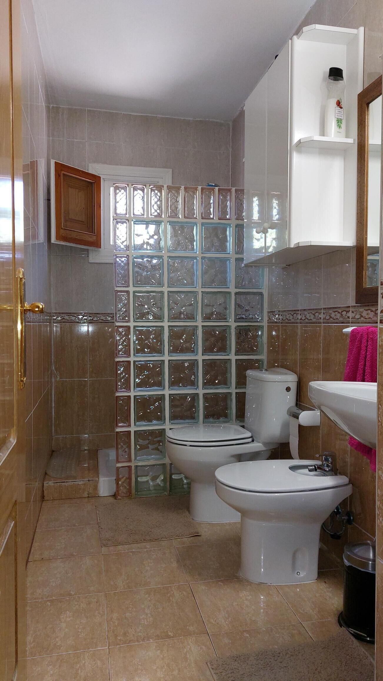 Dusche, Bidet, Handtücher, Seife