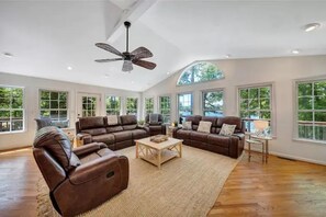 Smart TV, fireplace, books - Spacious Waterfront House for the Perfect Getaway (Moneta)