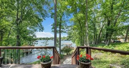 Spacious Waterfront House for the Perfect Getaway