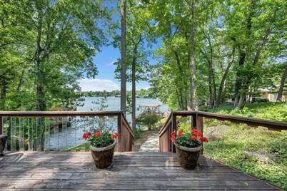 Spacious Waterfront House for the Perfect Getaway