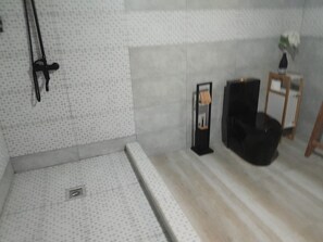 Dusche, Haartrockner, HandtĂŒcher, Toilettenpapier