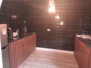 Mikrowelle, Ofen, Herdplatte, Wasserkocher mit Kaffee-/Teezubehör