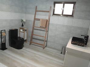 Dusche, Haartrockner, HandtĂŒcher, Toilettenpapier