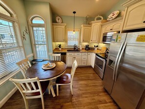 Full-size fridge, microwave, oven, stovetop