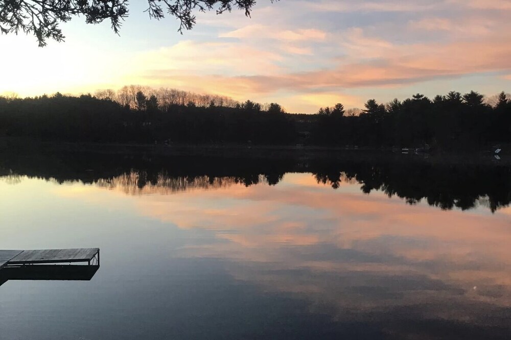 Tranquil 2 Bedroom Getaway on Private Lake