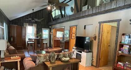 Tranquil 2 Bedroom Getaway on Private Lake