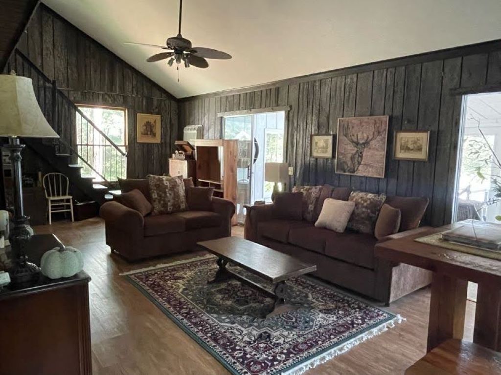 TV connectée, lecteur de DVD, livres, vidéothèque