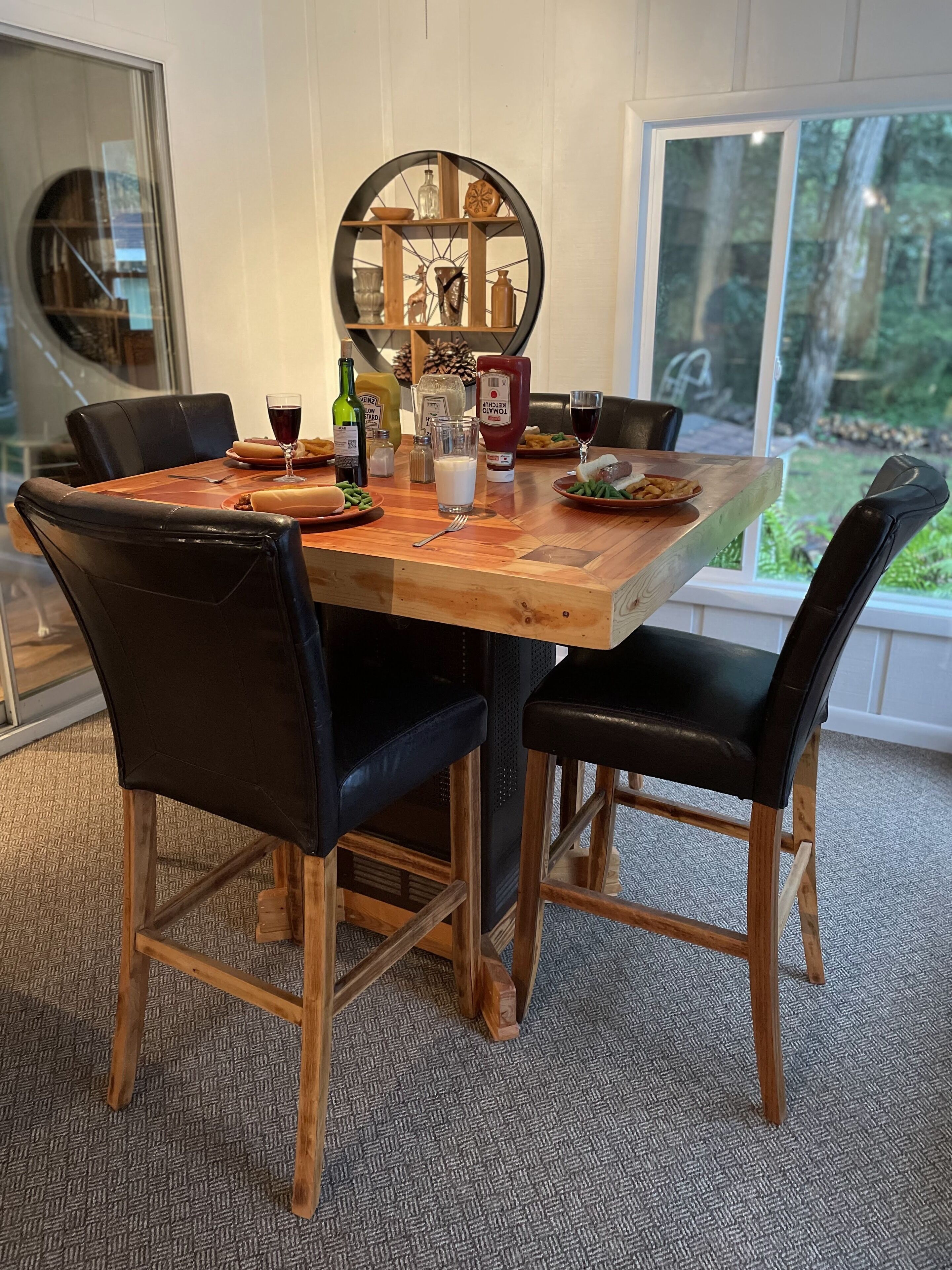 Een eettafel met stoelen, een spiegel en verschillende soorten eten.