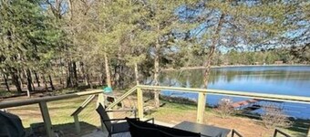 Tranquil 2 Bedroom Getaway on Private Lake