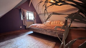 4 bedrooms, desk, travel crib, free WiFi