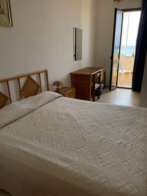 Minibar, bureau, espace de travail pour ordinateur portable