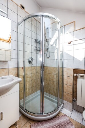 Douche, sĂšche-cheveux, bidet, serviettes fournies