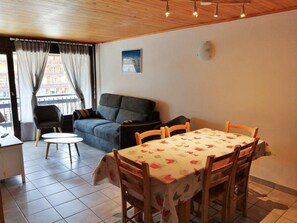 Living area - 100m from ski slopes, 3rd floor, balcony, parking, tv, ski locker, 42m², Les 2 Alpes (Les Deux Alpes)