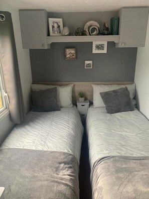 2 bedrooms, WiFi - Cosy caravan on championship golf course, ideal for a relaxing break (LLANRHYSTUD)