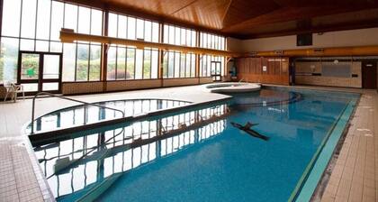 Cosy caravan on championship golf course, ideal for a relaxing break