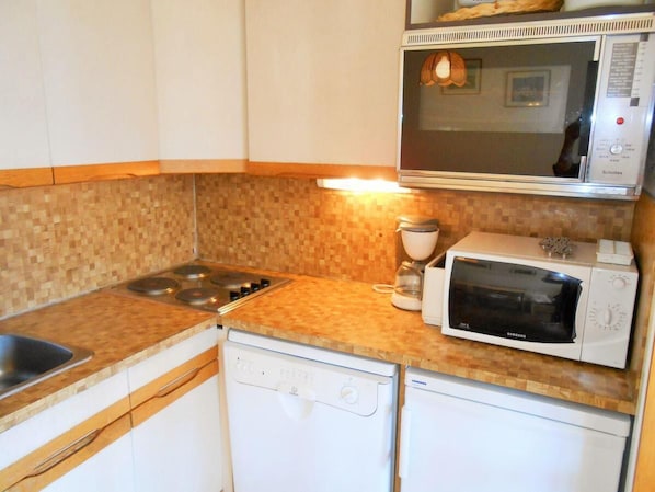 Fridge, microwave, oven, dishwasher