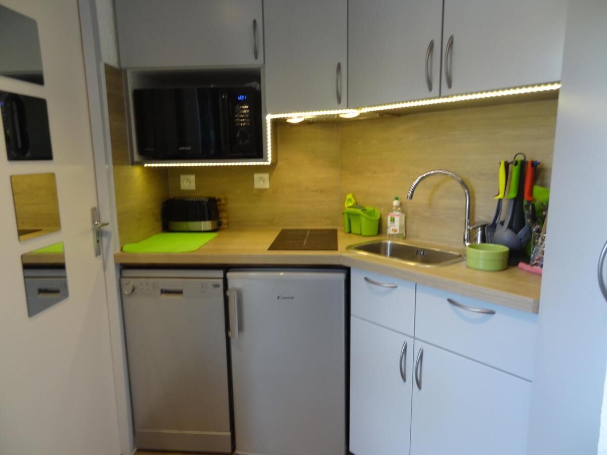 Jääkaappi, mikroaaltouuni, uuni, astianpesukone