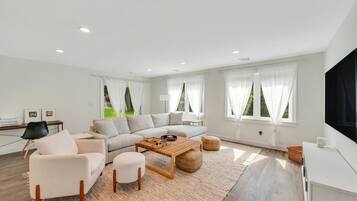 House, Multiple Beds (Hog Creek Breeze) | Living area