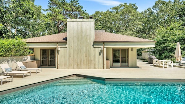 Hus - flera sängar (East Hampton Contemporary) | Pool | Utomhuspool och uppvärmd pool