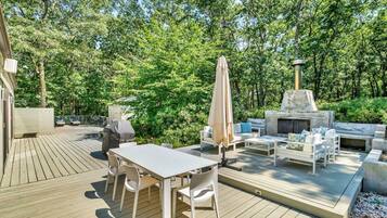 House, Multiple Beds (East Hampton Contemporary) | Property grounds