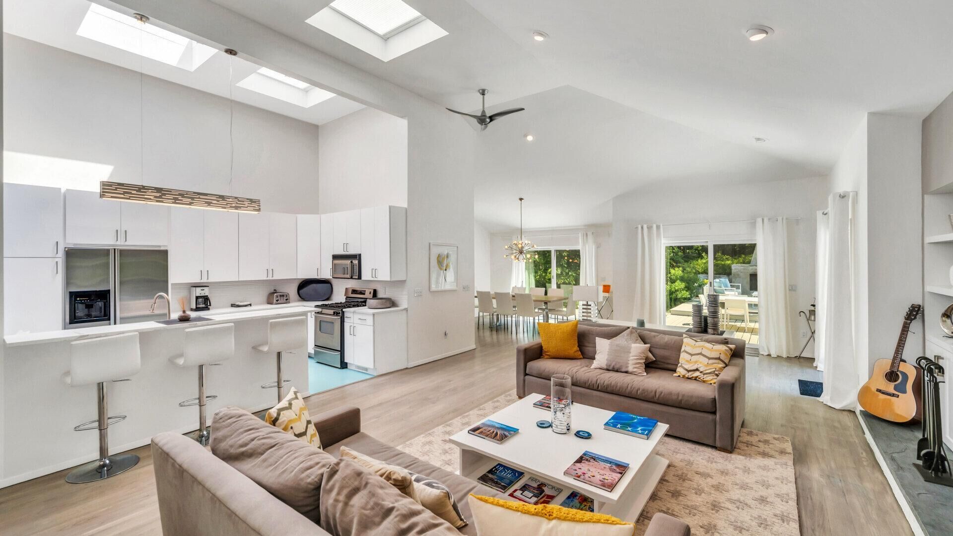 Rumah, Beberapa Tempat Tidur (East Hampton Contemporary) | Area keluarga | TV layar datar, perapian, dan peralatan stereo