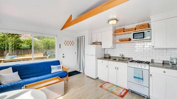 Apartment, 1 Double Bed (Lake Montauk Serenity) | Private kitchen