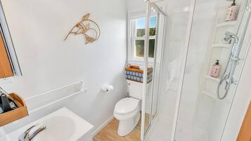 Apartment, 1 Double Bed (Lake Montauk Serenity) | Bathroom