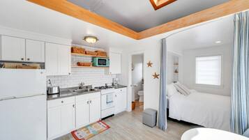 Apartment, 1 Double Bed (Lake Montauk Serenity) | Private kitchen