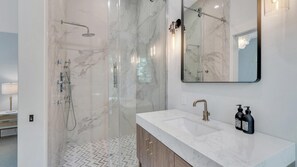 Casa, várias camas (Shelter Island Chic) | Banheiro