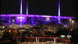 Un estadio con un cartel llamativo de Verizon.