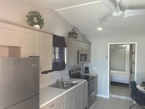 Private kitchen - GEM 💎 Guest Unit Close to Hard Rock Stadium (Miami Gardens)