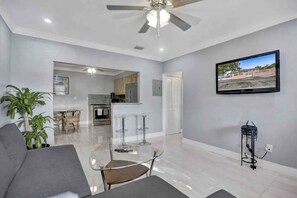 Living area - Cozy 2/1 in Miami & Midtown (Miami)