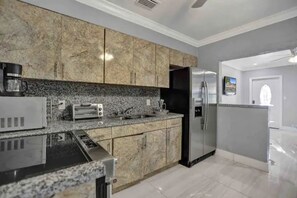 Private kitchen - Cozy 2/1 in Miami & Midtown (Miami)