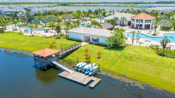 Un complejo turístico junto al lago con muelle, zonas para nadar y club de campo.