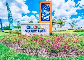 Ein Schild für Storey Lake mit farbigem Logo und einer Palmenmalerei.