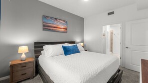 2 bedrooms, desk, iron/ironing board, travel cot - 3191-103 Resort Lake View Disney Universal Orlando (Kissimmee)