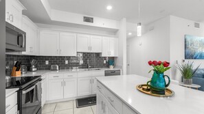 Fridge, microwave, oven, stovetop - 3191-103 Resort Lake View Disney Universal Orlando (Kissimmee)