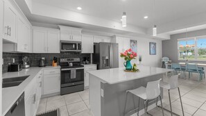 Frigorifero, microonde, forno, piano cottura