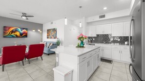 Frigorifero, microonde, forno, piano cottura