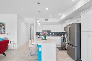 Geladeira, micro-ondas, fogão, cooktop