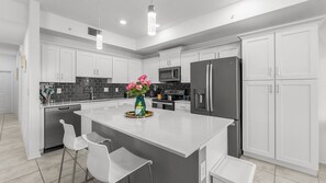 Fridge, microwave, oven, stovetop - 3191-106 Resort Lake View Disney Universal Orlando (Kissimmee)