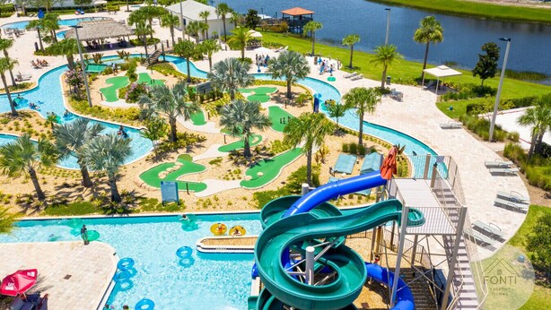 Un complexe hôtelier doté d’un parc aquatique comprenant une grande piscine et un toboggan aquatique.