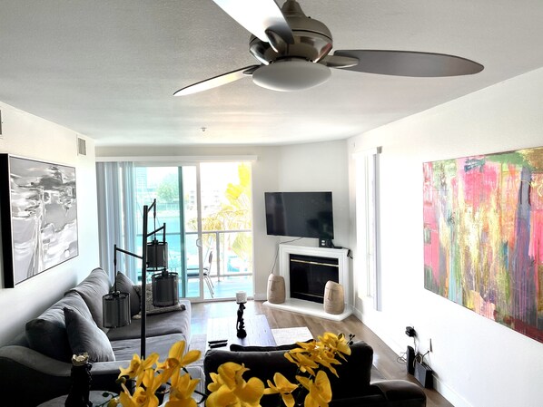 Living area - Art Deco 2bed with view (Marina del Rey)