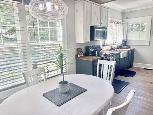 1918 Downtown Cary w/ 4BR+3BA ~ walk 2 new park shops breweries & restaurants!  