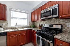 Private kitchen - Charming gem steps away from Patterson Park! (Baltimore)
