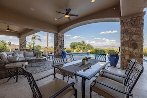Outdoor dining - Luxury Hideout with Infinity Pool & Spa (Scottsdale)