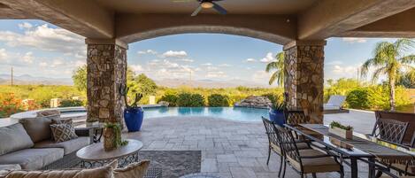 Infinity-bassäng och uppvärmd pool